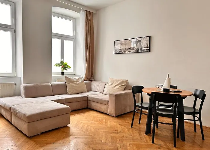 Spacious Central 4-Room Suite For 6 - Near Subway