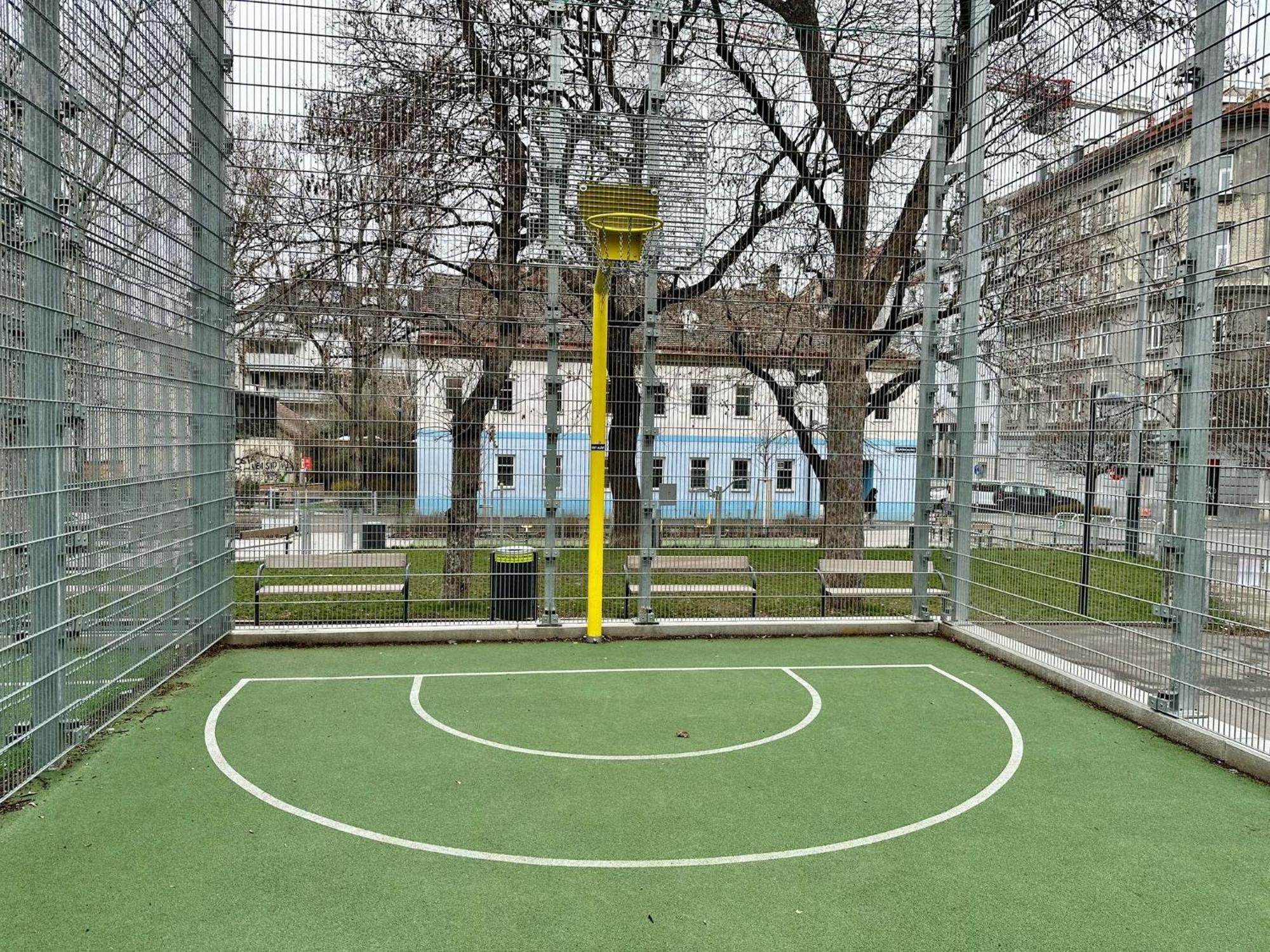 Spacious 4-room For 6 - Near Subway Appartement *