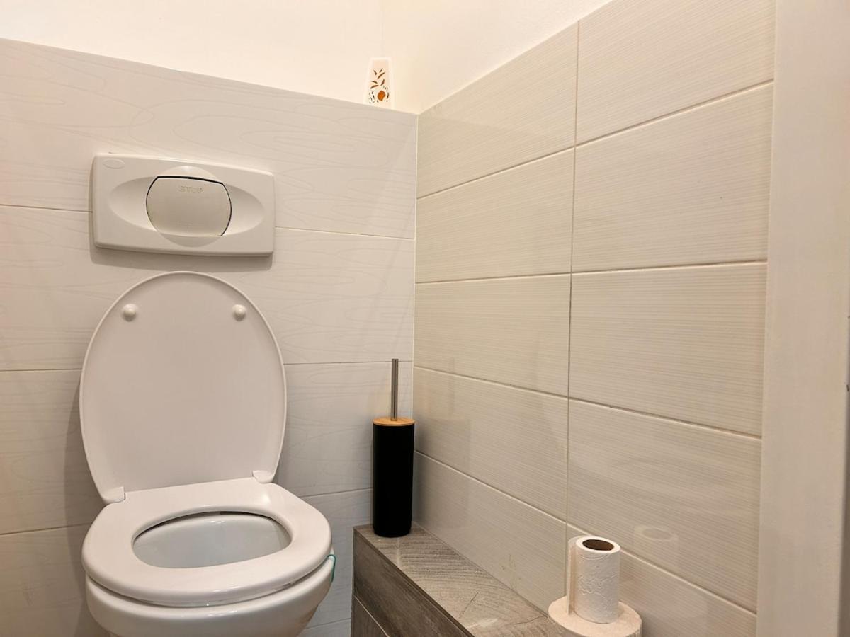 Spacious 4-room For 6 - Near Subway Wenen