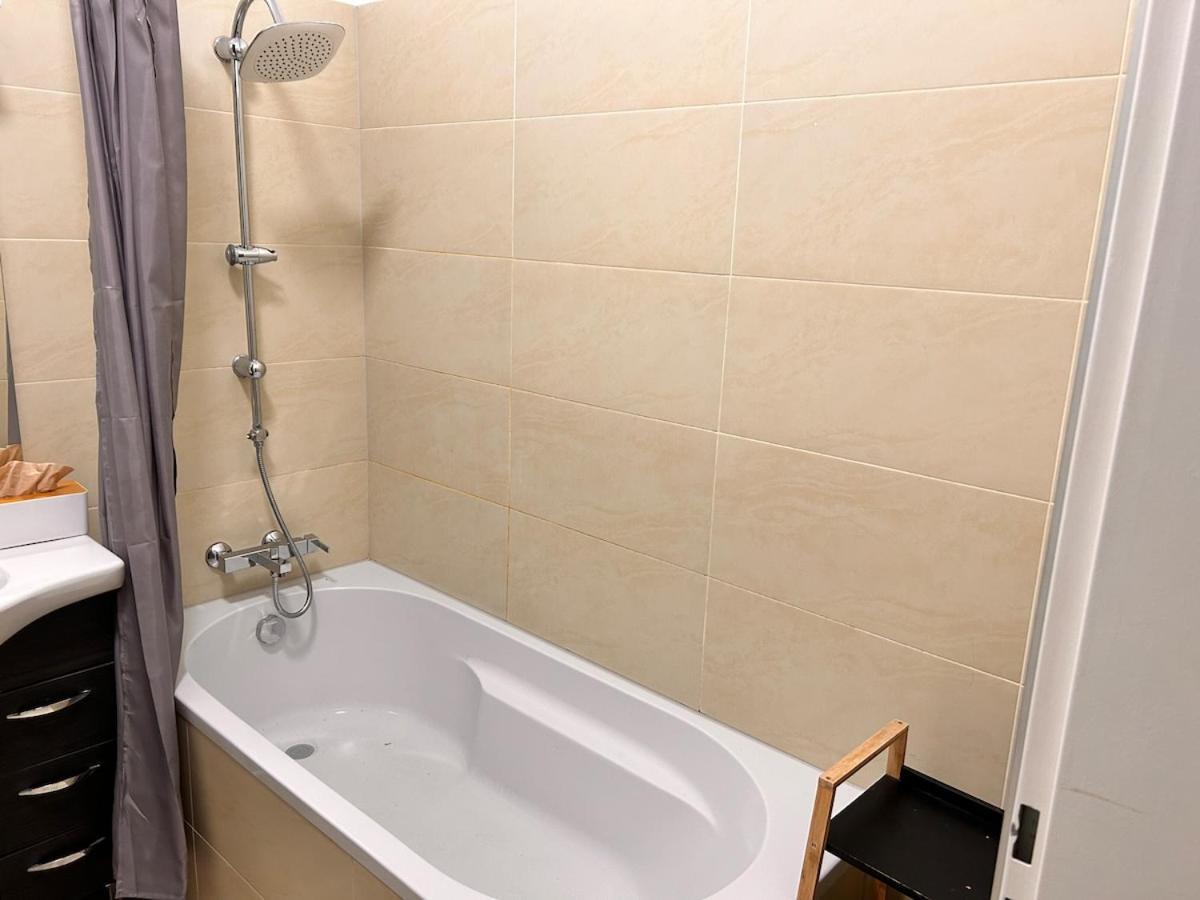 Spacious 4-room For 6 - Near Subway Appartement *