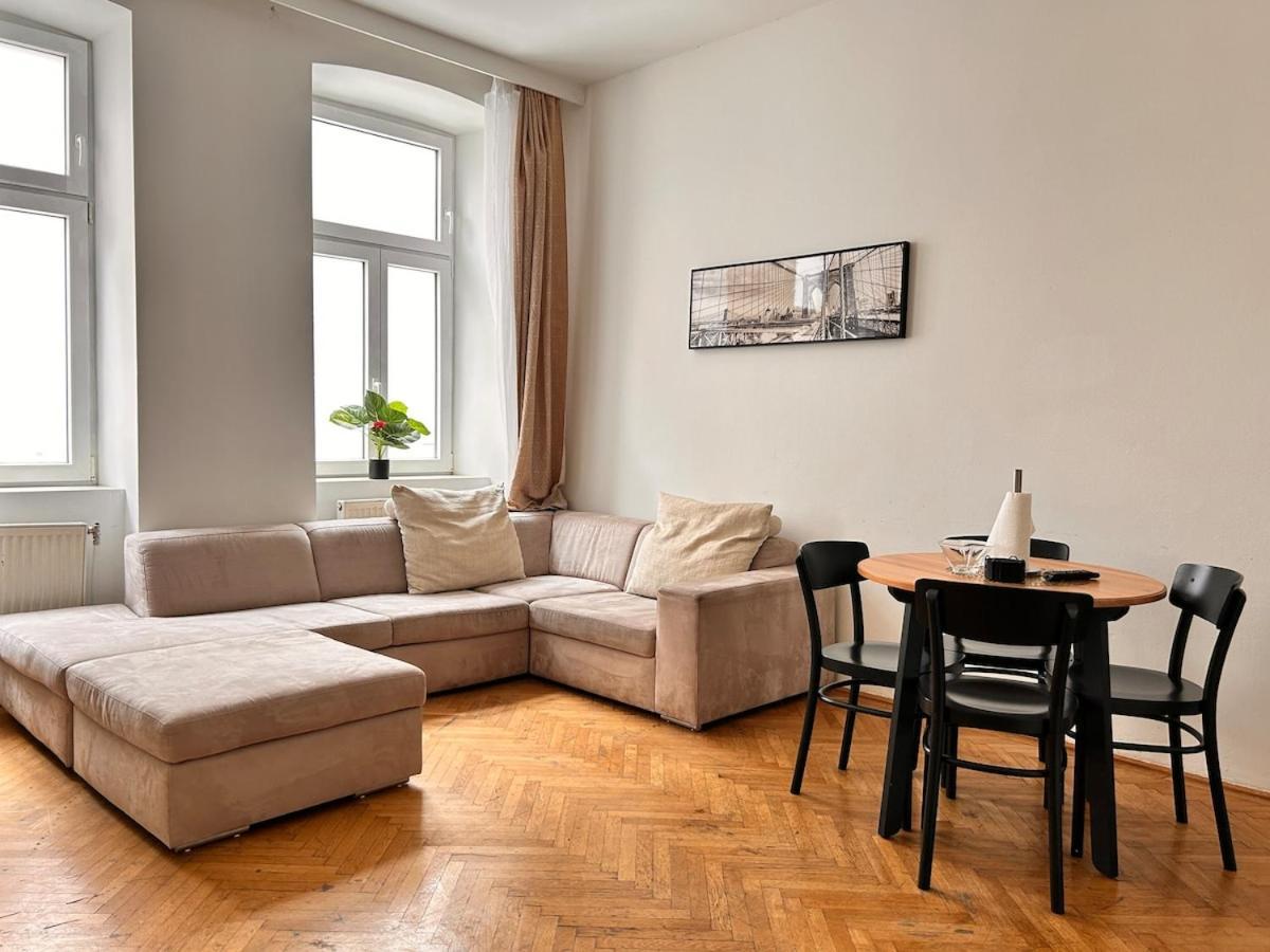 Spacious 4-room For 6 - Near Subway *